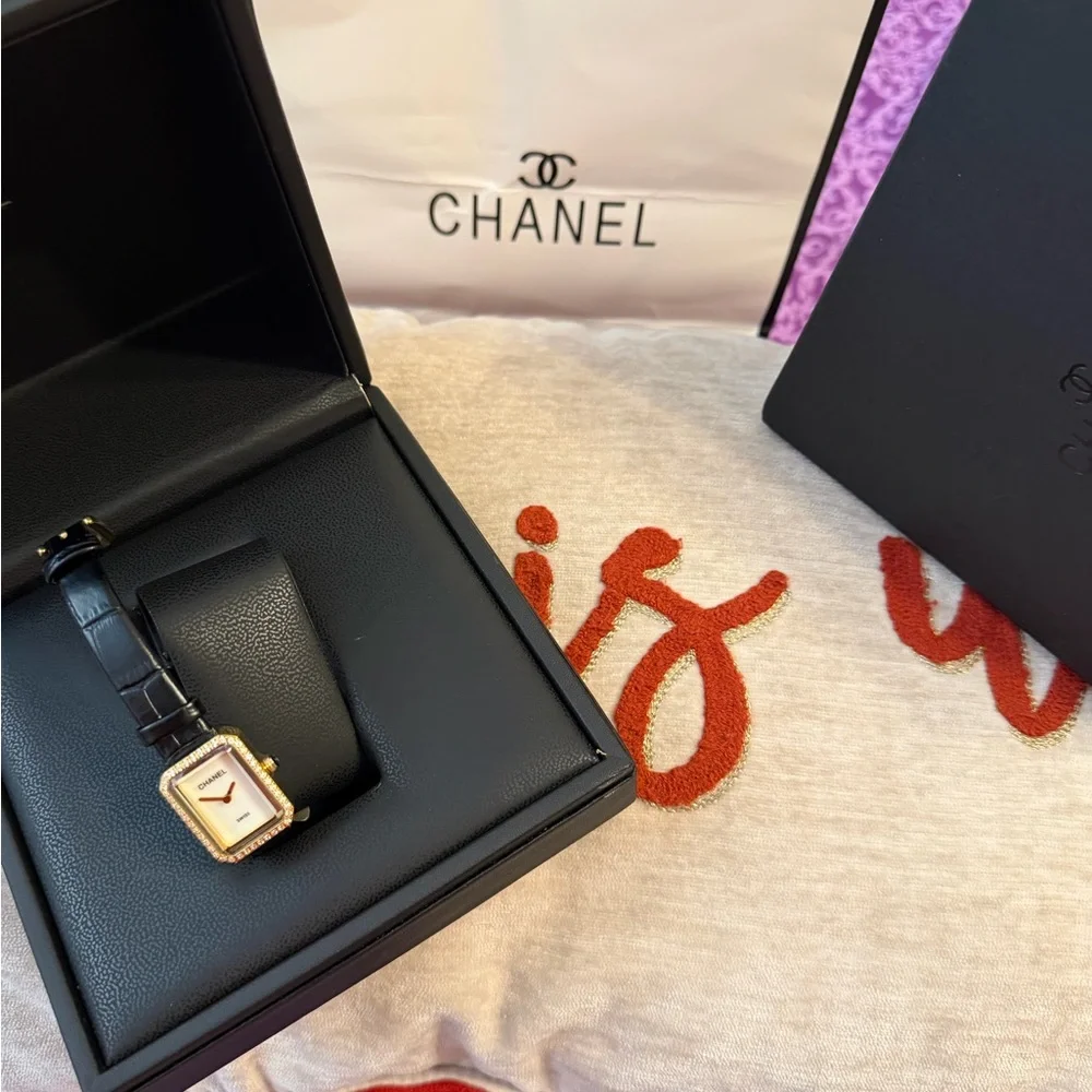 Women small wrist boyfriend watch black and gold